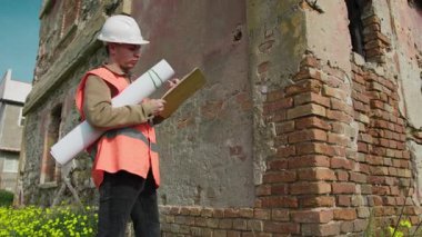 Mühendis, eski bina hakkında not almak için kalemi kullanıyor. . 