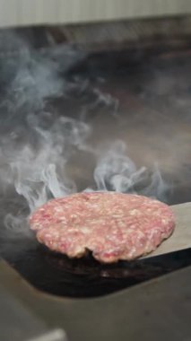 Şef ızgarada domuz eti pişiriyor Hamburger için. . 