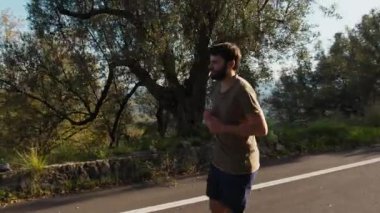 Güneş Altındaki Ülke Yolu boyunca Yürüyen Sporcu Eğitimleri. 