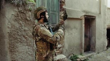 Asker savaş sırasında kaybolur ve pusulasını kontrol eder..