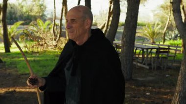 Kel Maceracı Ormanda Yürüyor.