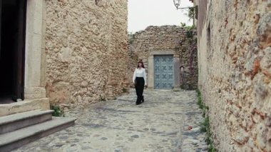 Kiliseye elinde İncil 'le gelen genç bir kadın. .