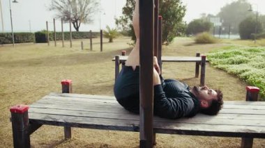 Şehir Parkı Yapıları Kullanılarak Yoğun Egzersiz Yapan Adam. 