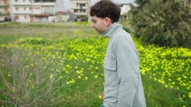 Sonbahar boyunca doğada yürüyen ve çıplak ağaç dallarına bakan bir adam. .