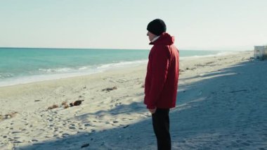 Yaşlı Adam Kış Denizi 'ne ulaşır ve Güneş' ten korumak için etrafına bakar..