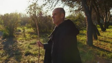 Yaşlı Büyücü Bir Şey Ararken Doğada Yürüyor.