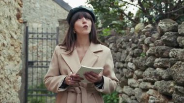 Fransız Şapkalı Kadın Küçük İtalyan Kasabasında İlham Bulma .