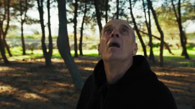 Görünmez Büyücü Doğaya dalmış Bir Şey Arıyor.