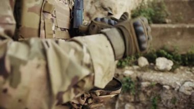  Savaştan Önce Eldiven Giyen Bir Askerin Elleri.