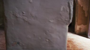 Küçük eski kilisenin içinde yürüyen bir kadın. .