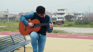 İnsan Gitarının Melodisine Teslim Oluyor Açık havada Çalıyor. 
