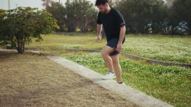  Parkta güneşin altında bir sporcunun bacağı ısınıyor.. 