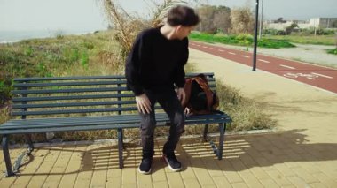 Adam deniz kenarında dinlenme anını bitirir ve evine gitmeye başlar. . 