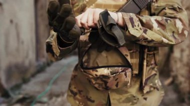 Asker Operasyona Başlamadan Önce Eldiven Giydi.