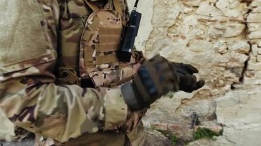 Asker yaklaşıyor ve pusulayı kesenin içine yerleştiriyor.. 