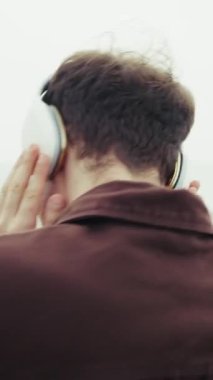 İnsan kışın sahilde müzik dinlerken kendini özgür hisseder. . 