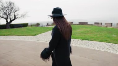 Küçük İtalyan Kasabasında Dolaşan Zarif Kadın . 