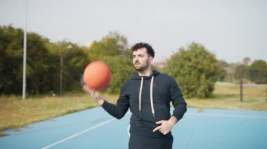  Basketbolcu Park Court 'ta topla oyunlar oynuyor.. 