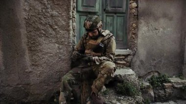  Savaştaki genç asker nerede olduğunu anlamak için pusulayı açar.. 