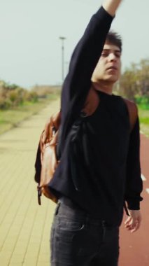 Adam eve dönmek için dışarıda beklerken taksiyi durdurmaya çalışıyor. . 