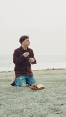 Sadık Adam Diz çöküp Tanrı 'ya dua ediyor. 