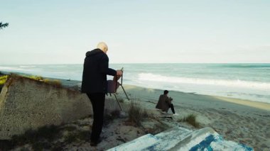 Babam sahilde oturmuş dalgaların yavaş yaşamını seyrediyor..