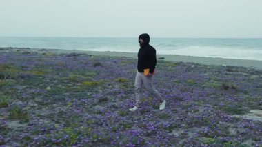 Kapüşonlu Adam Kışın Sahilde Issız Yürüyor. 