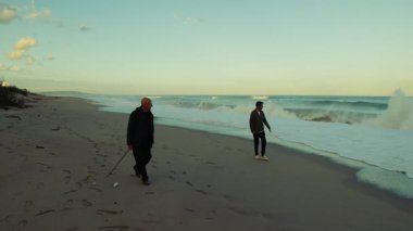 Sabah Fırtınalı Okyanus Dalgaları 'nın yanında Yürüyüşle Dinleniyor.