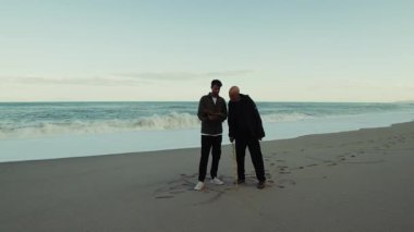 Baba ve Oğul sahilde Babalar Günü 'nün tadını çıkarın..