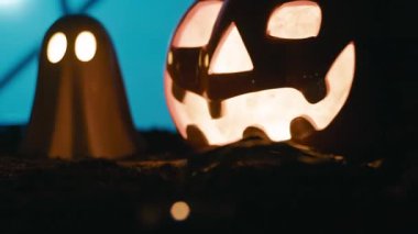 Canlandırılmış Cadılar Bayramı balkabağı yerde korkusuzca dolaşıyor..