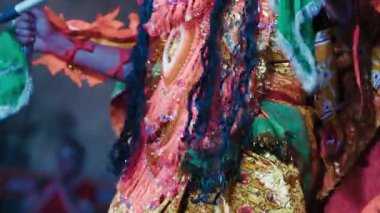 Geleneksel Elbiselerle Tipik Hint Diwali Festivali Dansı.