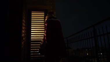 Noel Baba geceleri terastan eve giriyor..