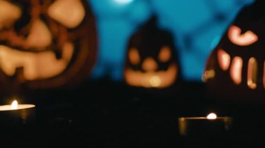 Korkunç bir gecede Cadılar Bayramı balkabakları siluette.