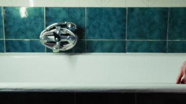 Banyoda Küvette Korku Elleri Yürüyüşü.