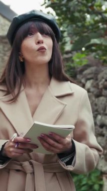 Fransız Şapkalı Kadın Küçük İtalyan Kasabasında İlham Bulma .