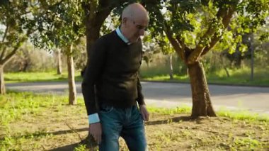 Adam Düşmüş Dalları Toplayarak Parktaki Yolu Temizliyor.