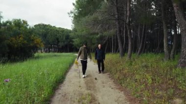 Bir Piknik İçin Bir Ülke Yolu Üzerinde Yürüyen İki Adam.