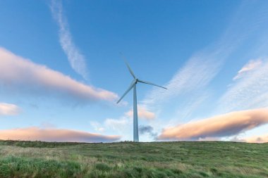 Gün batımında tek bir rüzgar türbini