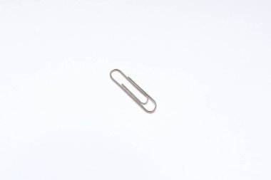 Beyaz arkaplanda izole edilmiş tek bir ataç.