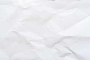 Buruşmuş beyaz bir kağıt parçası dümdüz olmuş.