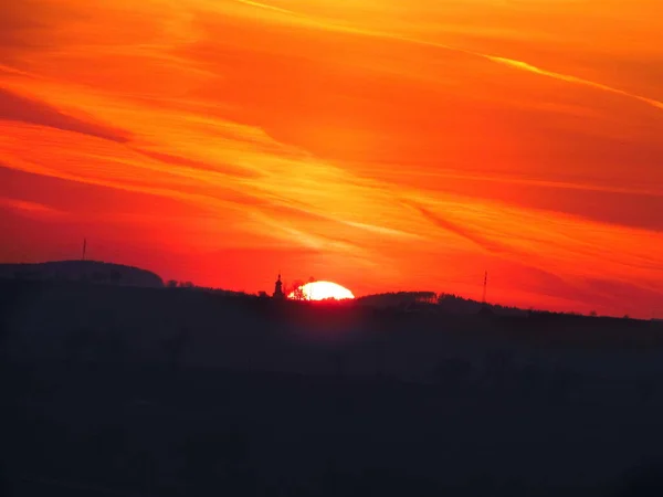 特徴的な赤 チェコ共和国 中央ボヘミア地方 ブラニック騎士団の地域 自然の中で信じられないほどの色 燃える雲と日没 — ストック写真