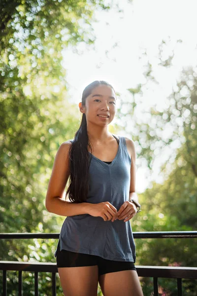 Bakre Belyst Porträtt Asiatisk Fitness Ung Kvinna Lutar Sig Ett — Stockfoto