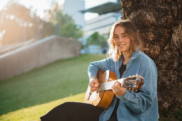 Adolescente Sorridente Que Gosta Tocar Guitarra Parque Ela Está Olhando — Fotografia de Stock