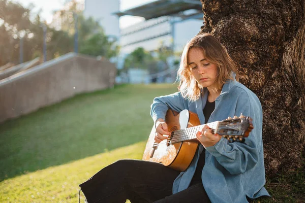 Menina Tocando Guitarra Sentada Lado Uma Árvore Parque Está Dia — Fotografia de Stock