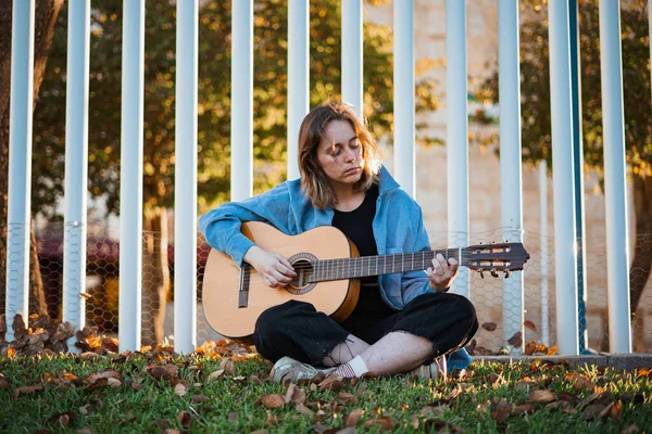 Центрований Знімок Дівчини Підлітка Грає Гітарі Сидить Траві Парку — стокове фото
