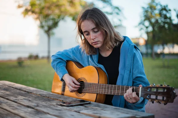 Дівчинка Підліток Грає Гітарі Читаючи Музику Телефоні Вона Сидить Дерев — стокове фото