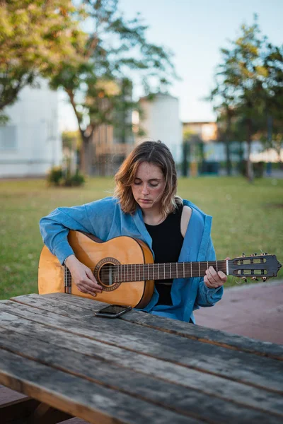 Menina Praticando Uma Música Com Sua Guitarra Enquanto Folha Música — Fotografia de Stock