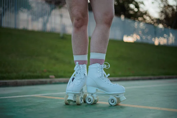 Ausgeschnittene Beine Eines Teenagers Mit Rollschuhen Sie Ist Auf Einem — Stockfoto