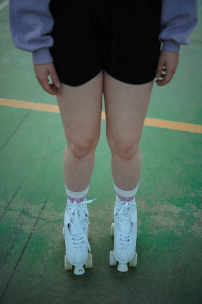Nohy Mladé Ženy Bílých Kolečkových Bruslích Fotbalovém Hřišti Vysokoúhlý Snímek — Stock fotografie