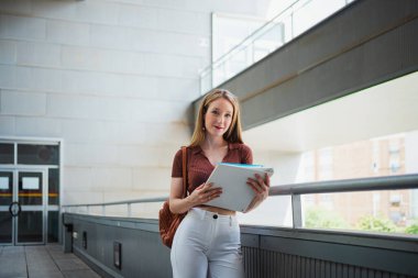 Öğrenci kızın not defteri ve klasörünü tutarken uzay fotoğrafını çek. Çantası var..